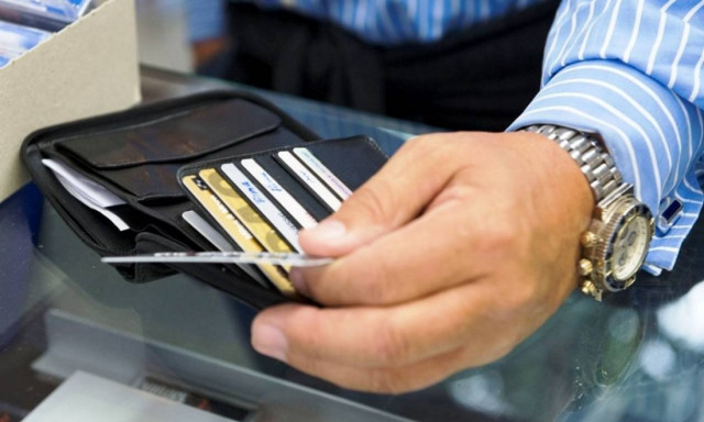 Νόμιμο το «εξωτραπεζικό» επιτόκιο στις πιστωτικές κάρτες