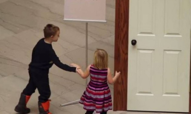 Αυτά τα δύο αδέρφια ανοίγουν την πόρτα-Δείτε τι κρύβεται πίσω από αυτή
