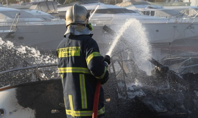 Φωτιά σε θαλαμηγό στη Μαρίνα Αλίμου
