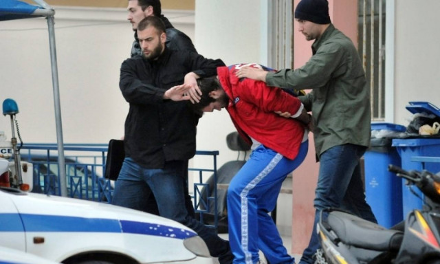 Βραχάτι: Υπό δρακόντεια μέτρα ασφαλείας η μεταφορά του 24χρονου στη ΓΑΔΑ (video)