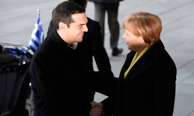 Με το αριστερό ο Τσίπρας, με το... δεξί η Μέρκελ (photos)