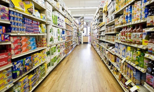 Ανακάλυψε μέσα σε συσκευασία λαχανικών... μια ακρίδα!