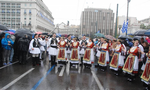 Γλέντι και τσάμικα στο Σύνταγμα μετά την παρέλαση (photos&video)