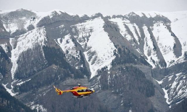 Πτώση αεροπλάνου: Σταμάτησαν προσωρινά οι έρευνες - Αναφορές για εικόνες φρίκης