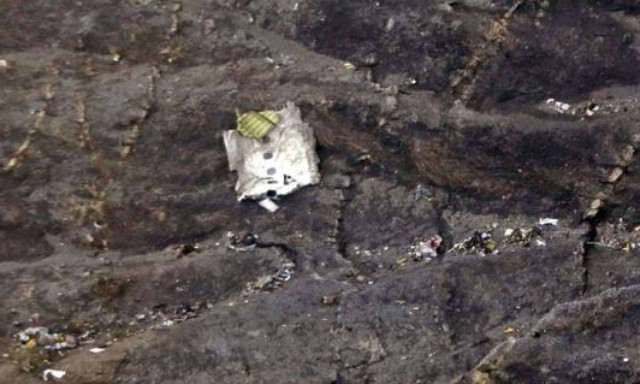 Πτώση αεροπλάνου: Θεωρίες για τη συντριβή – Ρωγμή στο παρπρίζ του πιλοτηρίου;