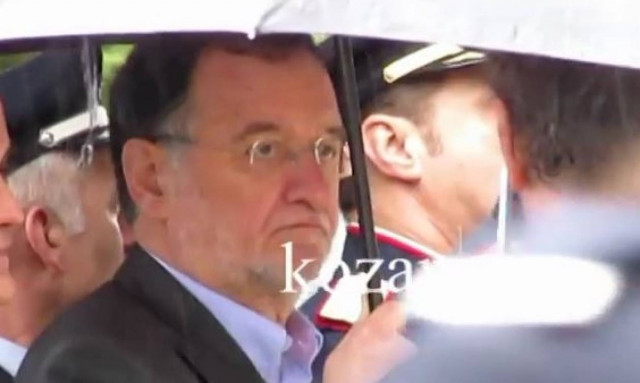 Κοζάνη: O Λαφαζάνης «χορεύει» με τα εμβατήρια στην παρέλαση (video)