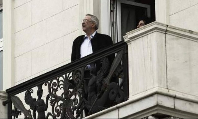 Ο τέως βασιλιάς είδε την παρέλαση από μπαλκόνι ξενοδοχείου στο Σύνταγμα