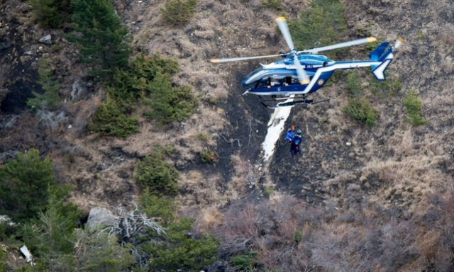 Είχε κλειδωθεί έξω από το πιλοτήριο ο ένας πιλότος - Τα σενάρια γύρω από τη συντριβή