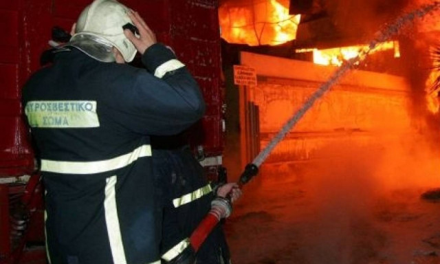 Πύρινος εφιάλτης σε συνεργείο αυτοκινήτων στο Ίλιον