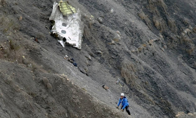 Πτώση αεροπλάνου: Ένα μέλος του πληρώματος είχε κλειδωθεί έξω από το πιλοτήριο