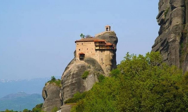 Μετέωρα: Απόκοσμο σκηνικό και κατάνυξη