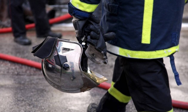 Βόλος: Φωτιά σε πυλωτή πολυκατοικίας