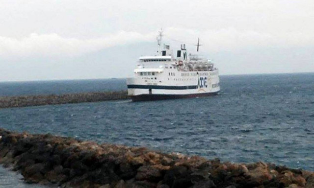 Στο έλεος των ισχυρών ανέμων παραμένει το «Βιτσέντζος Κορνάρος»