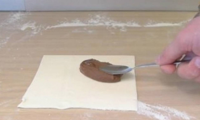 Πήρε την Nutella και ένα κομμάτι ζύμης και έφτιαξε κάτι μοναδικό σε 1 λεπτό! (video)
