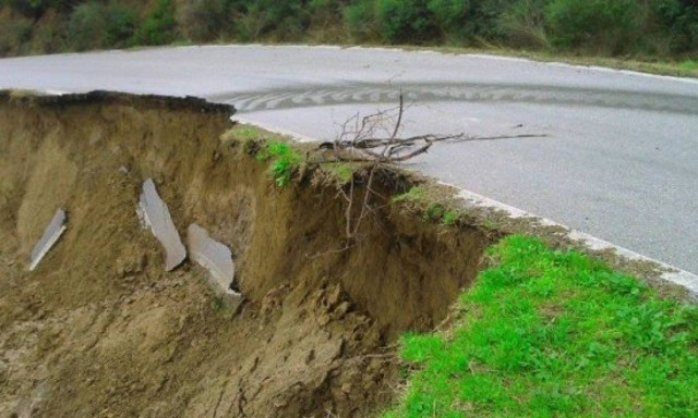 Πέντε λεωφορεία αποκλεισμένα λόγω κατολίσθησης στις Σέρρες
