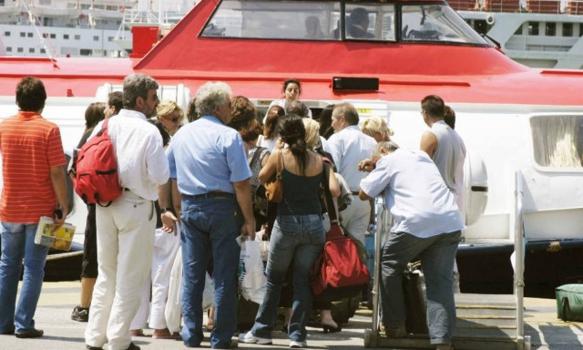 Βλάβη σε δελφίνι που εκτελεί το δρομολόγιο Ύδρα - Πειραιά