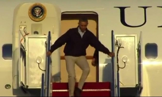 Παραλίγο... τούμπα του Ομπάμα την ώρα που έβγαινε από το αεροπλάνο (video)