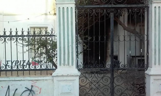 Εμπρησμός στα γραφεία του ΣΥΡΙΖΑ στα Χανιά (Photos)