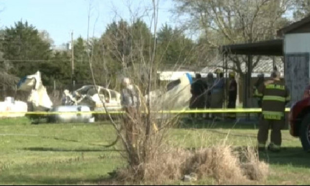 Μικρό αεροπλάνο συνετρίβη στην... αυλή ενός σπιτιού! (video)