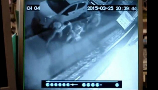 Η στιγμή της επίθεσης στον γιατρό Δημήτρη Μακρέα στα Χανιά (video)