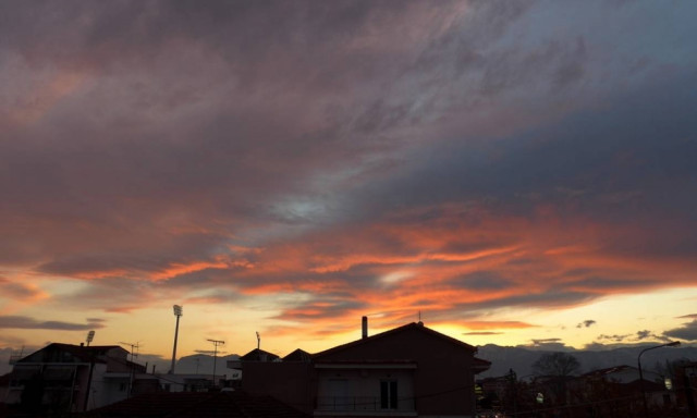 «Διχασμένος» ο καιρός: Βροχές στη μισή χώρα, ηλιοφάνεια στην υπόλοιπη… (pics)