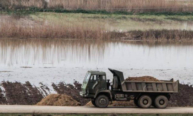 Σέρρες: Σαν χάρτινοι πύργοι καταρρέουν τα αναχώματα στον Στρυμόνα