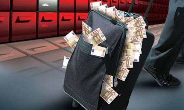 Bloomberg: Oι εκροές καταθέσεων άγγιξαν τα 3 δισ. τον Μάρτιο