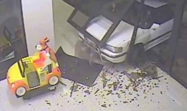 Ληστές εισέβαλαν με… αυτοκίνητο σε εμπορικό κέντρο (video)