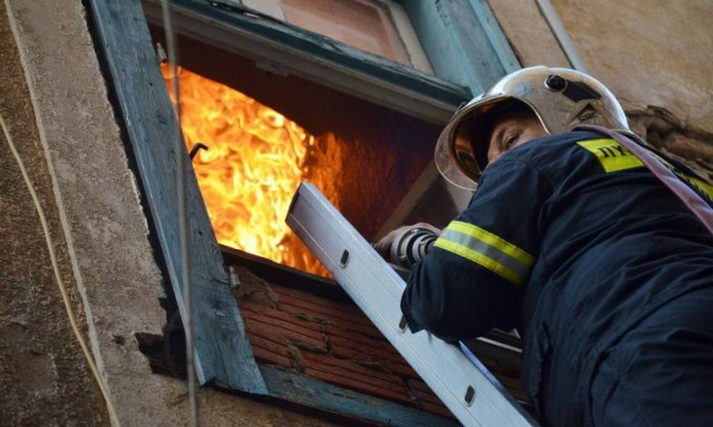 Επιχείρηση της Π.Υ. για τον απεγκλωβισμό γυναίκας από φλεγόμενο διαμέρισμα