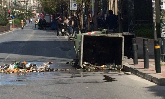 Αντιεξουσιαστές έβαλαν φωτιά σε κάδους έξω από την ΑΣΟΕ