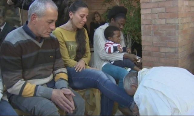 Tα πόδια φυλακισμένων έπλυνε ο Πάπας (video)