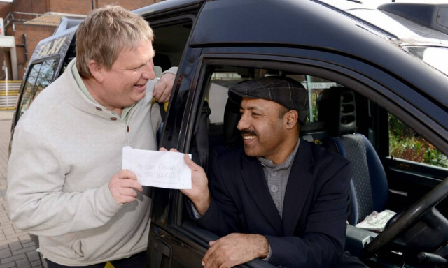 Ο πιο τίμιος ταξιτζής της Βρετανίας: Παρέδωσε τσάντα με 10.000 λίρες (pics)