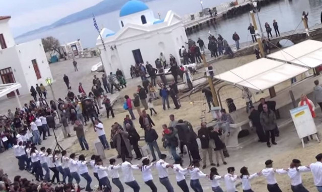 Χασάπικο στη Μύκονο από 150 χορευτές! (video)