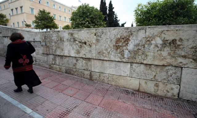 Σβήστηκαν τα συνθήματα της... ντροπής στη Βουλή (photos)