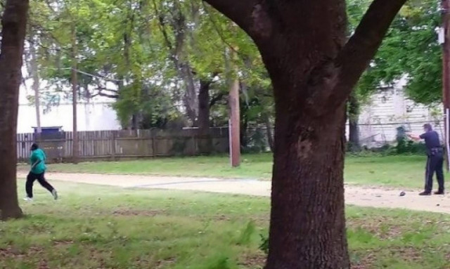 ΗΠΑ: Έρευνες για τη δολοφονία αφροαμερικανού από λευκό αστυνομικό (video)