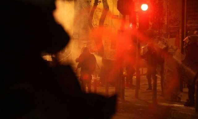 Βομβαρδισμένο τοπίο το Πολυτεχνείο μετά τα επεισόδια