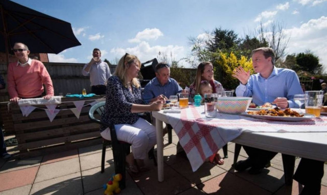 Ο Κάμερον έφαγε χοτ ντογκ με... μαχαιροπίρουνα (photos)