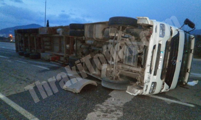 Ανατροπή νταλίκας στην Ξάνθη (vid&pics)