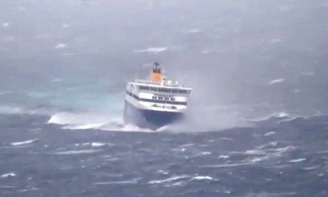 Μάχη με τα…. κύματα δίνει το Blue Star Paros (video)