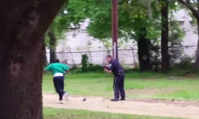 Η αμερικανική αστυνομία κατηγορείται ότι πατά εύκολα τη σκανδάλη