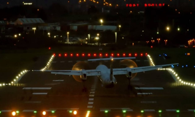 Προσγειώσεις εν μέσω θυελλωδών ανέμων που κόβουν την ανάσα (video)