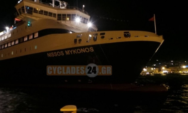 Δείτε τη «μάχη» του καπετάνιου να δέσει το Νήσος Μύκονος στη Σύρο (video)