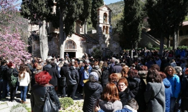 Με κατάνυξη η περιφορά των επιταφίων