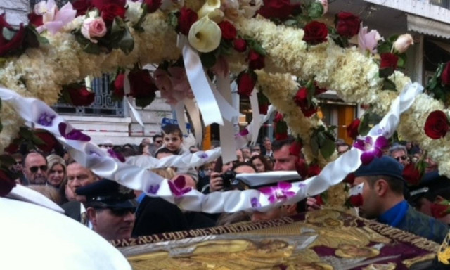 Θεσσαλονίκη: Η περιφορά του Επιταφίου στον Άγιο Μήνα(pics+vid)