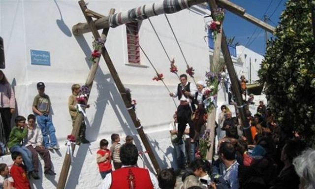 Τα πιο περίεργα έθιμα του Πάσχα (Photos+Video)