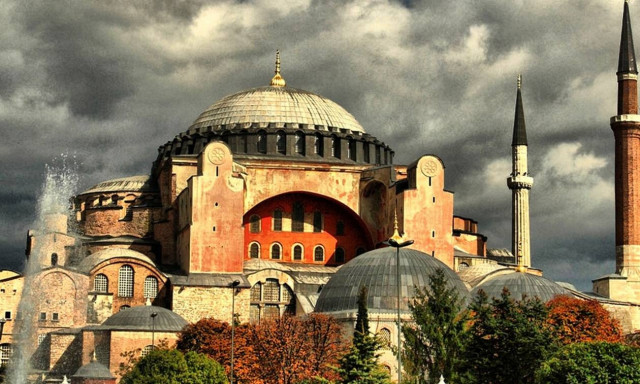 Πρόκληση: Διάβασαν αποσπάσματα του κορανίου στο προαύλιο της Αγίας Σοφίας