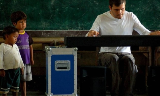 Ένας πιανίστας προσπαθεί ν' αλλάξει τον κόσμο νότα με τη νότα