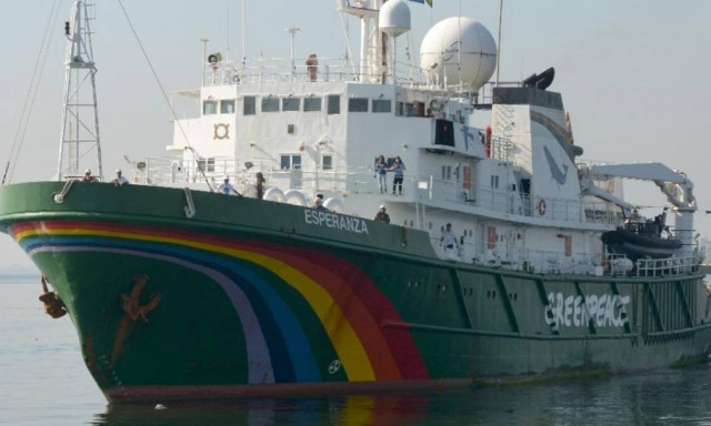 Εγκατέλειψαν την πετρελαϊκή εξέδρα οι ακτιβιστές της Greenpeace