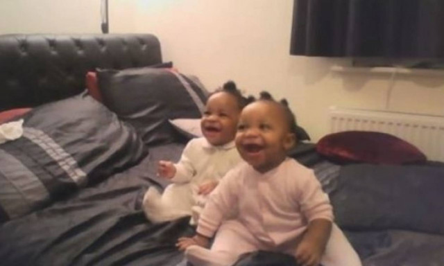 Η μαμά τραγουδάει και αυτά τα διδυμάκια χορεύουν με τον πιο απολαυστικό τρόπο!