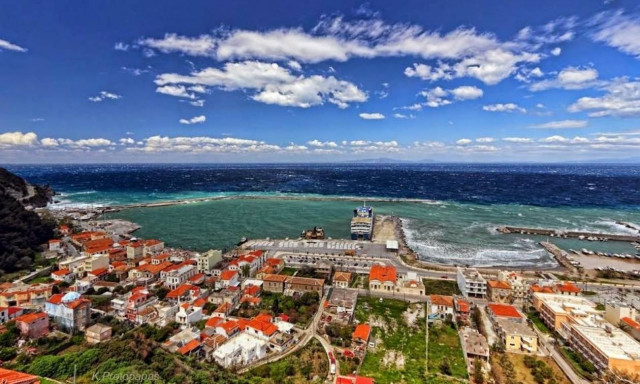 Σάμος: Εντυπωσιακές φωτογραφίες απο τη φουρτουνιασμένη θάλασσα